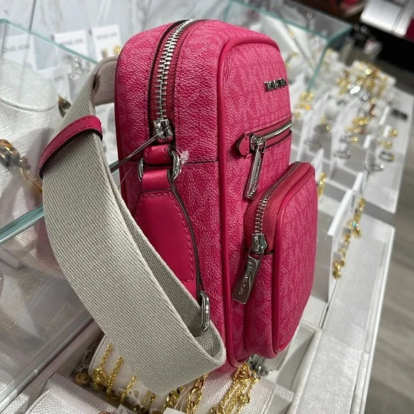 Michael Kors Jet Set Medium Signature Logo Crossbody Bag
COLOR DRAGONFRUT - Picture 3 of 16